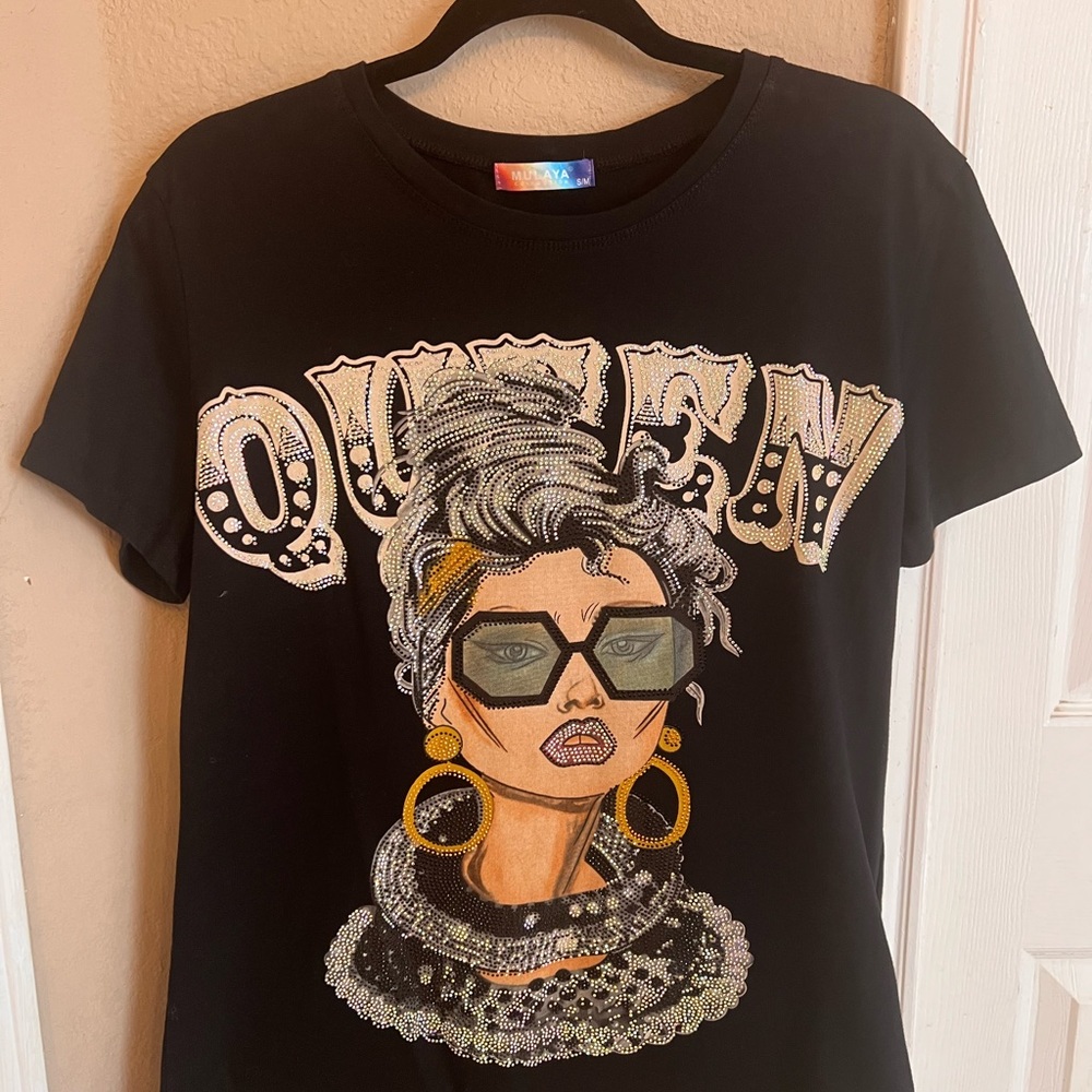 Stylish Black 'Queen' Graphic Tee